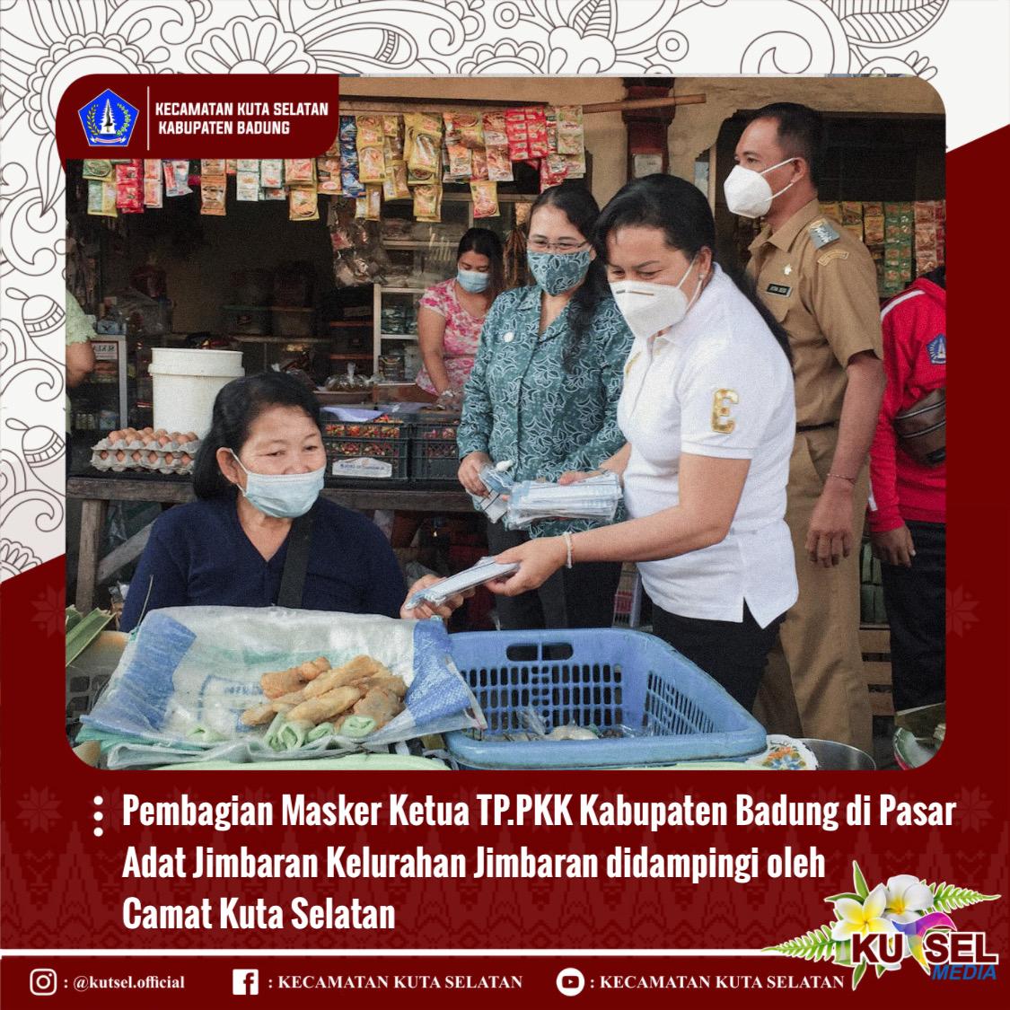 Pembagian Masker PKK Kabupaten Badung di Pasar Adat Jimbaran, Kelurahan Jimbaran, Kecamatan Kuta Selatan